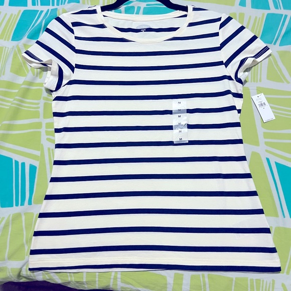 Oldnavy slim fit medium size women’s t-shirt - Picture 1 of 4